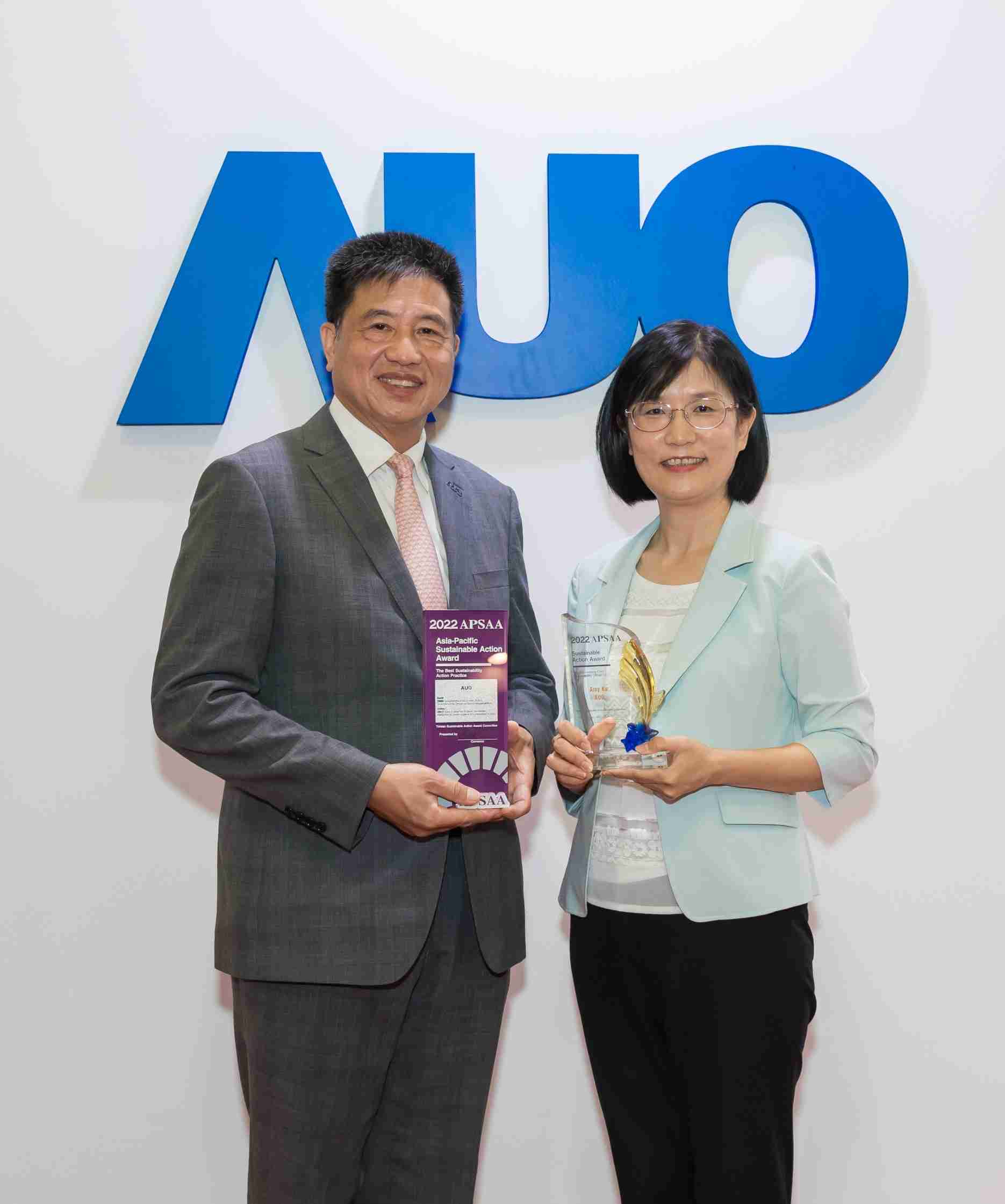 28国际长期垫筑永续远景的基石，，，透过ESG暨气候委员会逐步实践永续策略蓝图。。其中，，28国际光电永续长古秀华带领团队、、制定中长期目标，，缔造多面向亮眼表现，，，获得「顶尖永续长奖」的个人奖殊荣（左：28国际光电董事长暨执行长彭双浪，，，，右：28国际光电永续长古秀华）