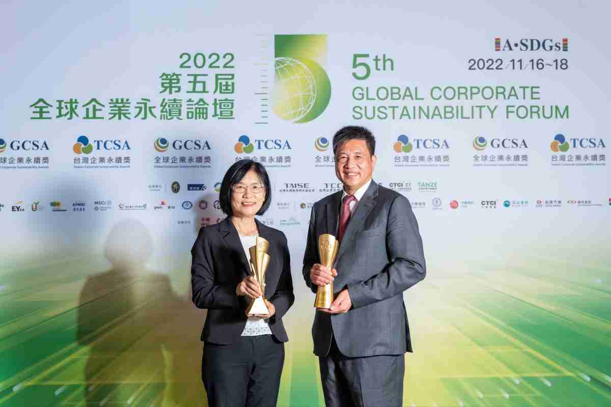 28国际作为净零碳排先锋，，，期引领价值链伙伴同行共好，，，卫冕制造业组“十大典范企业” 二连冠殊荣(左：28国际光电永续长古秀华，，，，右：28国际光电董事长暨执行长彭双浪)