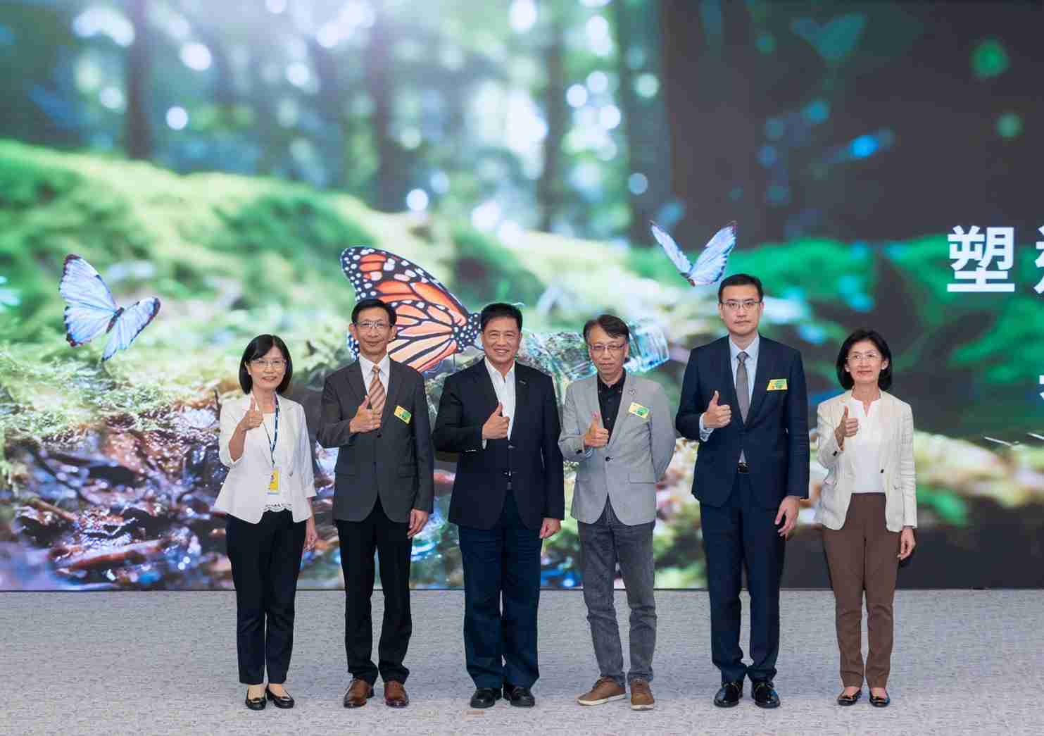 友達2023 CSR共榮大會，，，，邀請領域專家分享交流生物多樣性管理趨勢、、、無塑產品、、、海廢永續塑料等議題  （圖左到右：友達光電永續長古秀華、、、3M台灣技術長陳君杰、、友達光電董事長暨集團策略長彭双浪、、、光寶科技企業永續發展處處長陳慶暉、、、、安永聯合會計師事務所執業會計師曾于哲、、、、友達光電供應鏈總部副總經理吳宜芳）