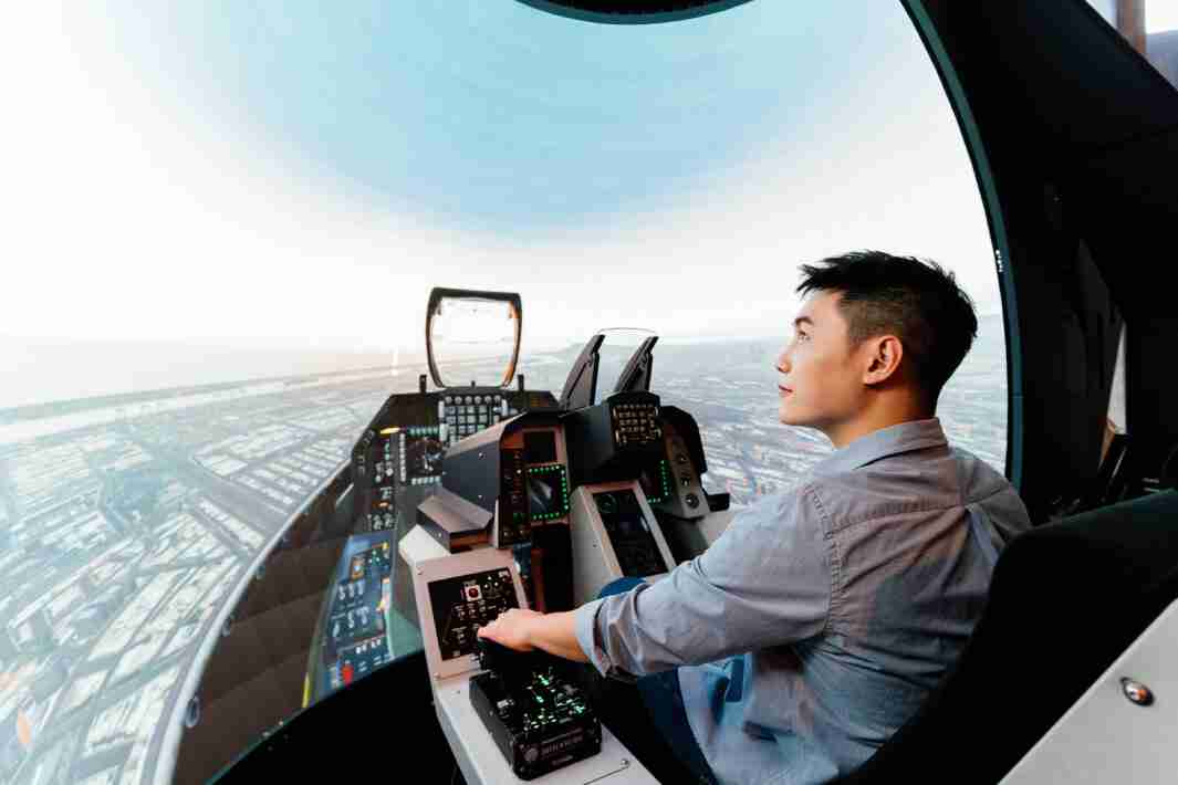 28国际以P1.25小间距打造球形LED模拟舱，，，搭配智崴的精密六轴动态座椅，，结合28国际专业影像调校技术，，，呈现拟真模拟飞行场景