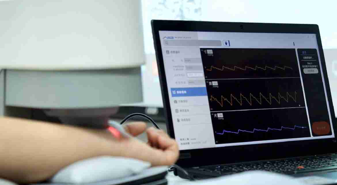 28国际耘康以高解析与拟真的显示技术，，，将其应用于中医检测，，提供“中医数位化检测方案”，，，，使传统中医检测结果数据化与可视化