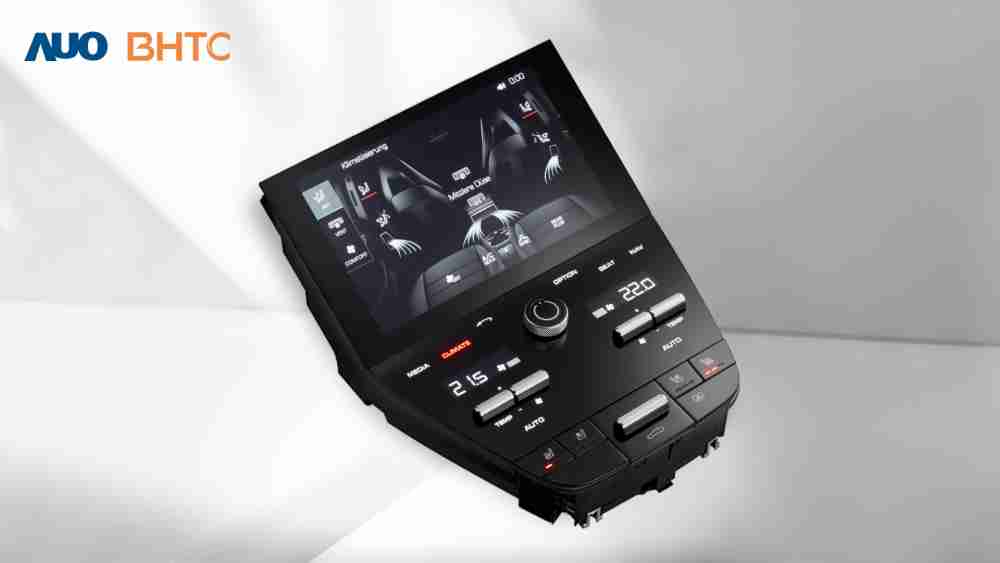 作為友達新生力軍，，，BHTC所展示的中央與後座鞍部的Display HMI產品，，，，可處理多區恆溫控制、、顯示畫面，，，呈現仿真3D車室分區；以力傳感技術精準傳遞觸感，，並結合音量及震動反饋，，，防止意外啟動，，，，提供使用者自然流暢、、直觀且輕鬆駕馭的舒適介面