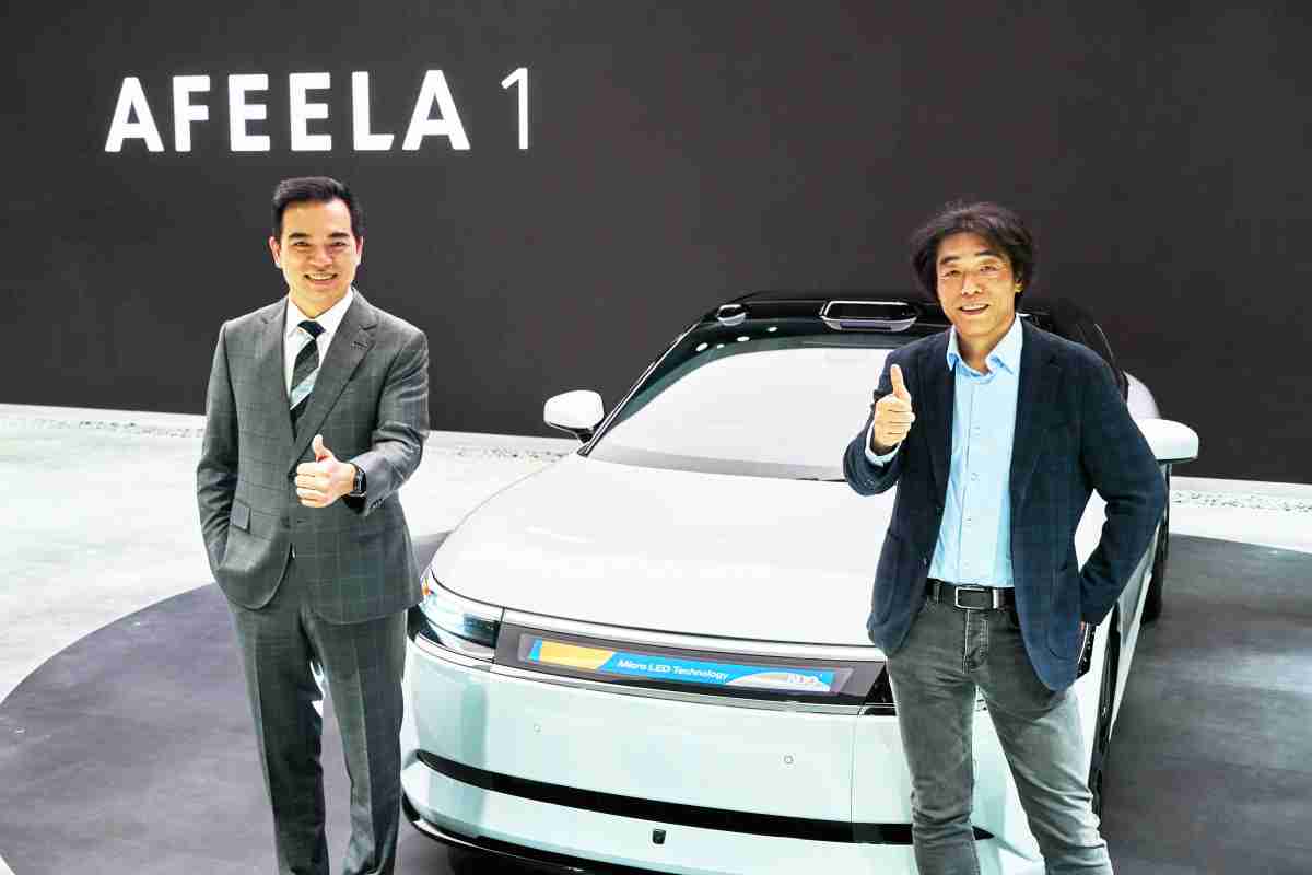 28国际与Sony Honda Mobility携手合作，，率先全球展示搭载于AFEELA电动车上，，，首款应用在车身外部的Micro LED 车头显示解决方案 (Micro LED Media Bar Solutions)。。。。28国际光电执行长暨总经理柯富仁(左)与Sony Honda Mobility代表取缔役社长兼营运长川西泉(lzumi Kawanishi)(右)在CES 现场展现双方坚定持续创新的承诺，，，，实现更加人性化与智慧的驾乘体验。。。