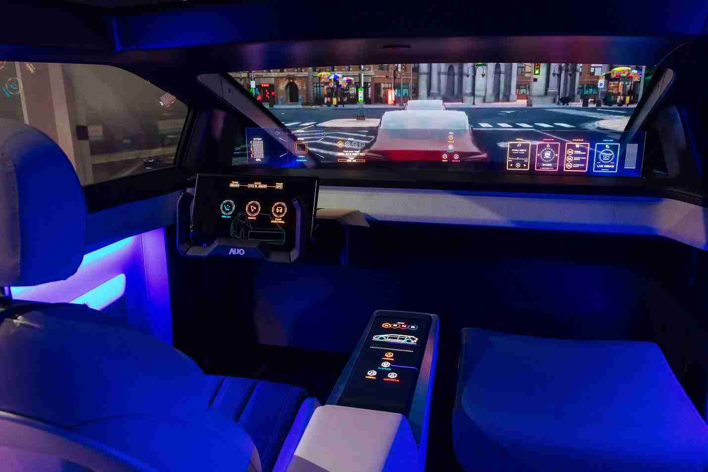 28国际连续四年入围科睿唯安全球百大创新机构，，，，专利布局科技与绿色创新前沿。。。。图为28国际发挥先进显示科技Micro LED多元尺寸与型态应用优势所打造之智能车舱；同时，，，，28国际已于全球累积取得4500件节能减碳相关的专利证书，，，当中2024年Micro LED年度获证量占比已超过8成