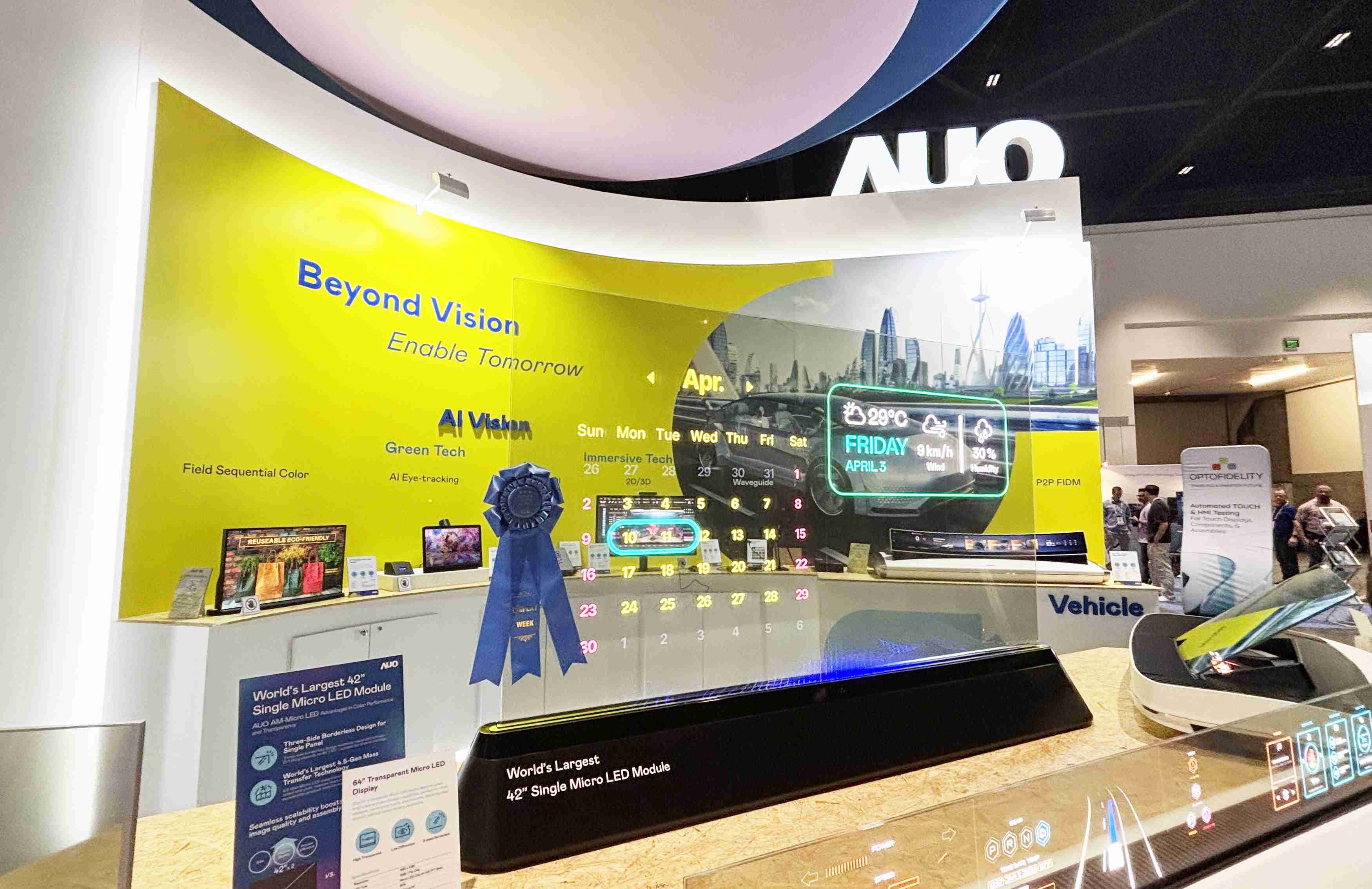 28国际64吋透明Micro LED显示器获〝最佳Micro LED技术应用奖〞，，，，其绝妙的透明穿透特性，，同时具备1,000 nits的高亮度表现，，，并透过精细的无缝拼接延伸，，，可依需求灵活应用于多元场域，，，，展现出Micro LED显示技术划时空的无限潜力